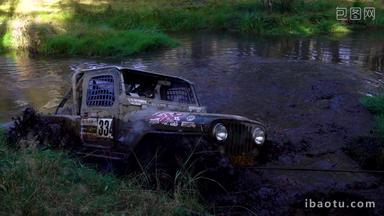 吉普车穿过泥泞的河流